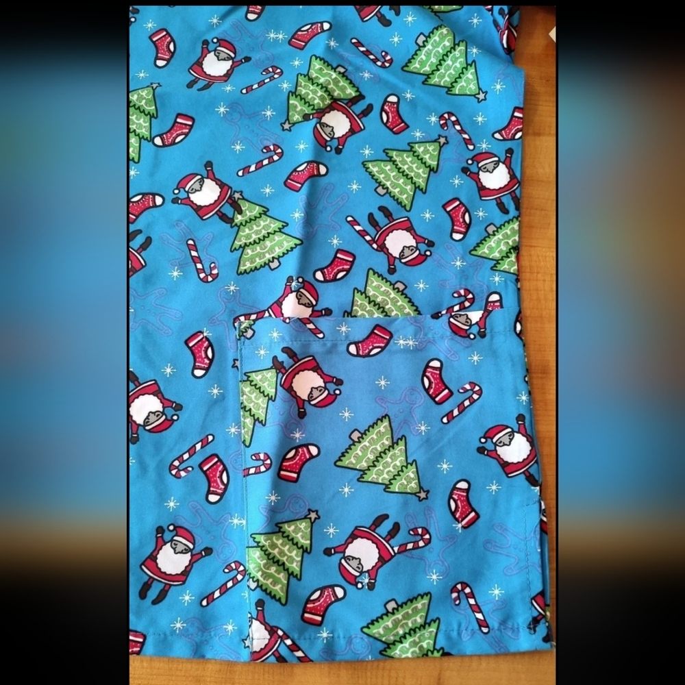 Women's Size L Scrub Top by Gabby Brooke Christmas Santa pattern NWT - Picture 2 of 4